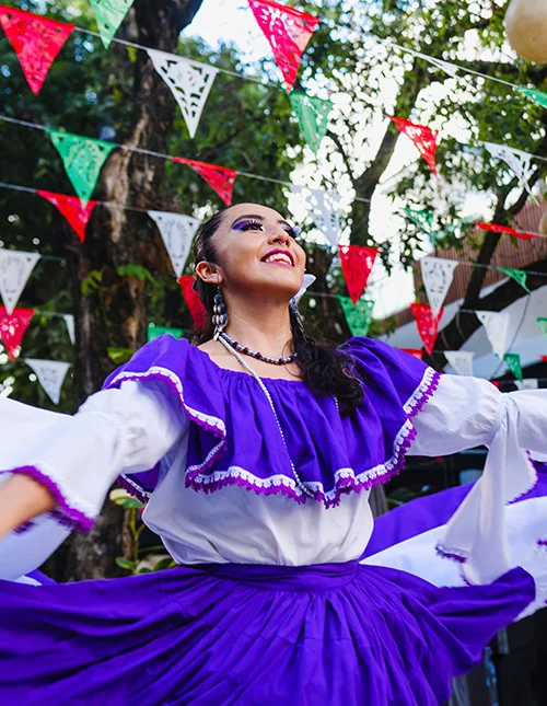 Vrouw in een kleurrijke traditionele Mexicaanse jurk