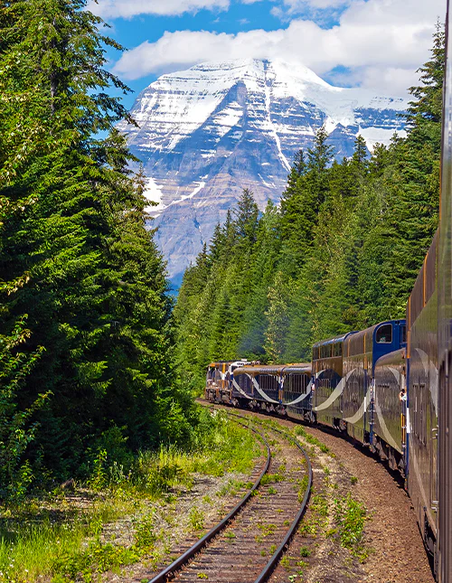 De top van Mount Robson in de zomer, gezien vanuit de Rocky Mountaineer-trein