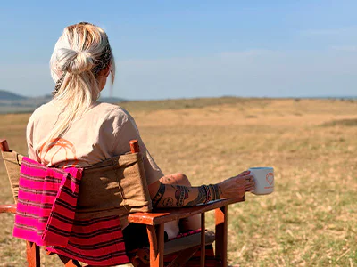 Cat drinkt koffie op de savanne in Kenia