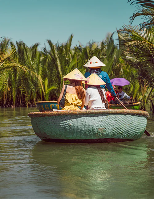 Varen in een traditionele ronde bamboeboot in Hoi An, Vietnam