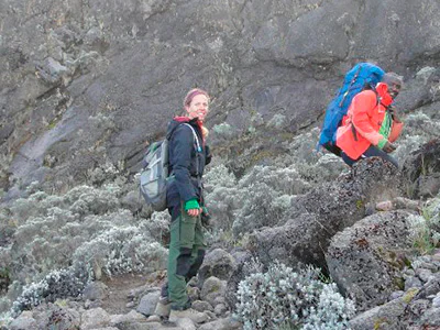 Jude aan de voet van de Barranco Wall op de Kilimanjaro
