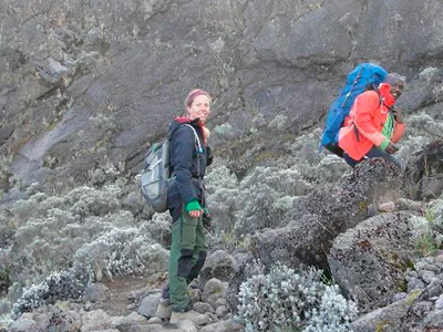 Jude aan de voet van de Barranco Wall op de Kilimanjaro