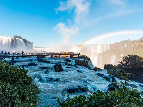 Loopbrug aan de Argentijnse kant van de watervallen van Iguazú op een zonnige dag