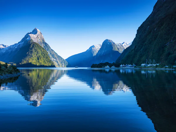 Heldere, blauwe lucht bij Milford Sound in Nieuw-Zeeland