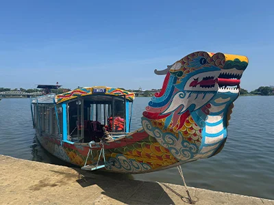 Drakenboot op de Parfumrivier in Hué