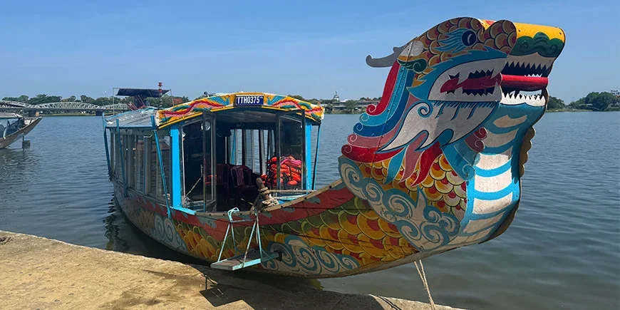 Draakboot op de Parfumrivier in Hué