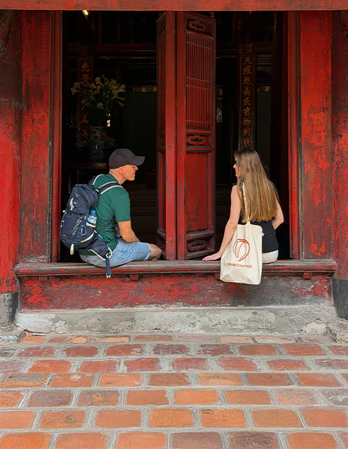 Man en vrouw bij de Tempel van de Literatuur in Hanoi, Vietnam