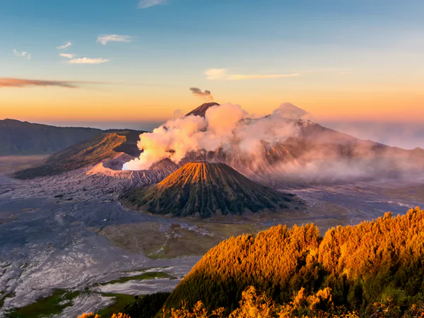 Zonsopkomst boven de Mount Bromo op Java, Indonesië