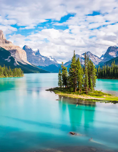 Spirit Island in Maligne Lake bij zonsondergang in het Nationaal park Jasper