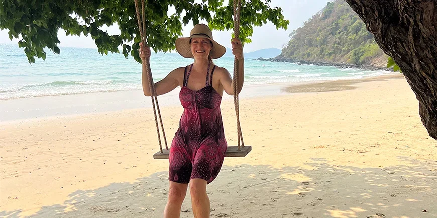 Onze collega Britta op een schommel aan het strand van Koh Samet
