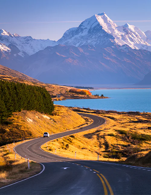 Mount Cook torent uit boven het azuurblauwe water van Lake Pukaki op het Zuidereiland van Nieuw-Zeeland.