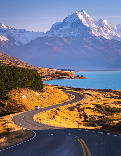 Mount Cook torent uit boven het azuurblauwe water van Lake Pukaki op het Zuidereiland van Nieuw-Zeeland.