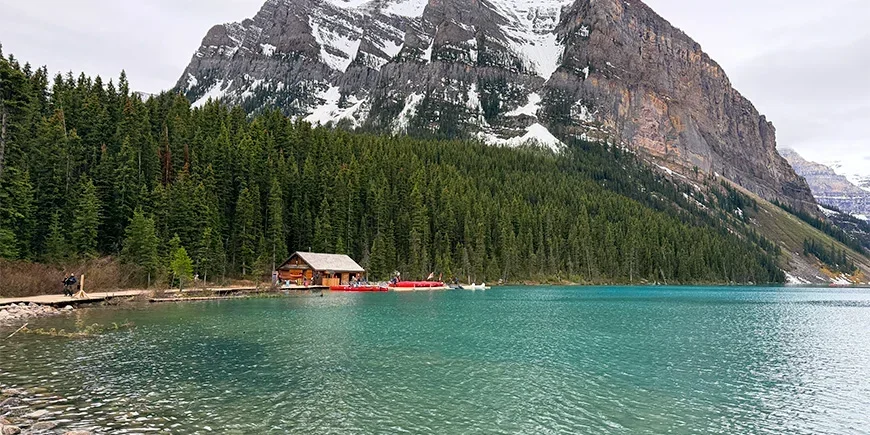 Huis op een prachtige locatie aan een meer in West-Canada