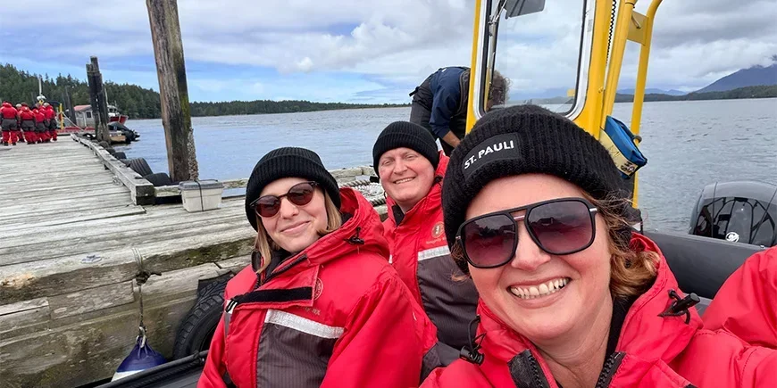 Bianca en twee collega's van TourCompass zitten in een boot op weg om walvissen te spotten in Canada