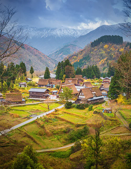 Uitzicht over het bergdorp Shirakawa-go