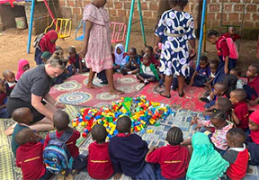 Pernille speelt met Lego samen met de kinderen in het Moshi Kids Center.