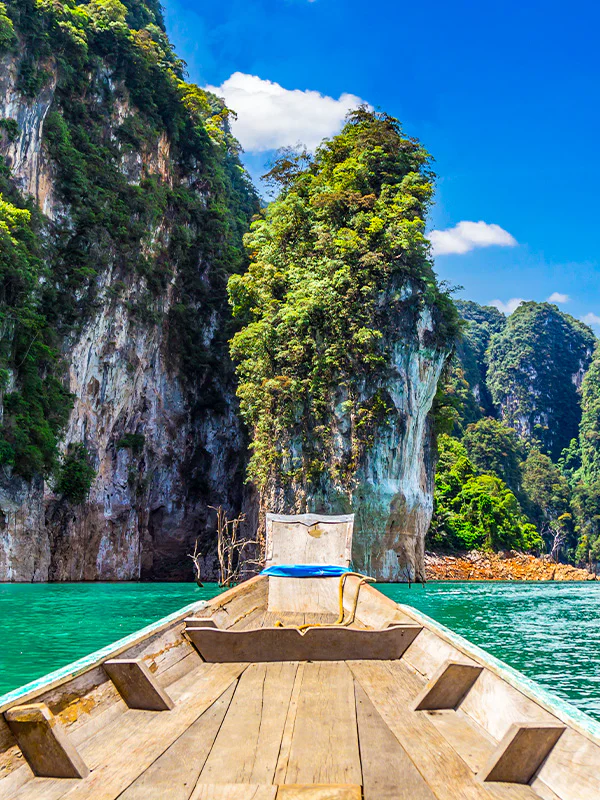 Boot in een prachtige omgeving in Thailand