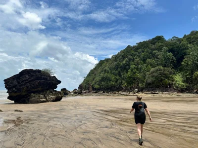 Michelle van TourCompass wandelt in het nationaal park Bako op het eiland Borneo in Maleisië