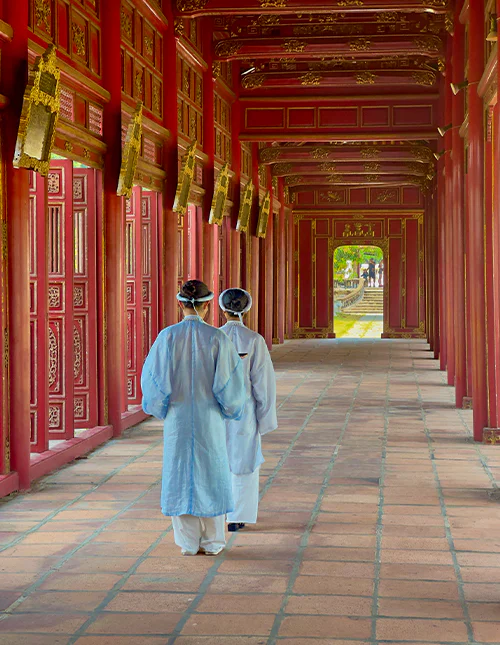 Mensen in traditionele kleding in de oude Koningsstad Hué, Vietnam