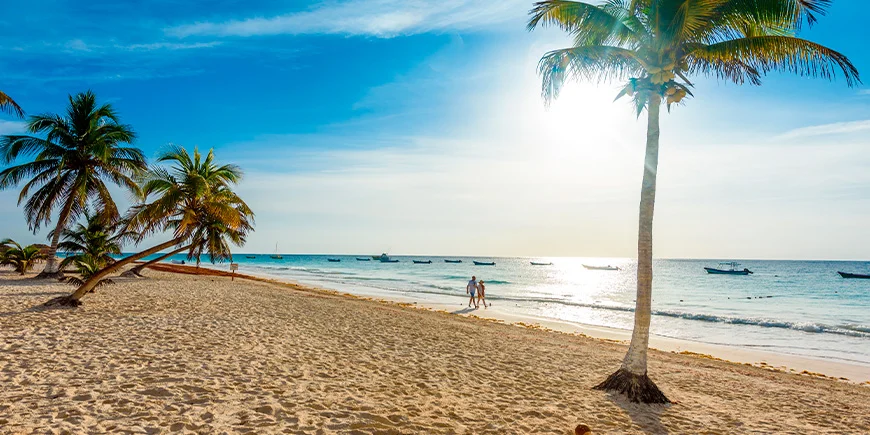 Stel wandelt op Playa Paraiso bij Tulum in Mexico