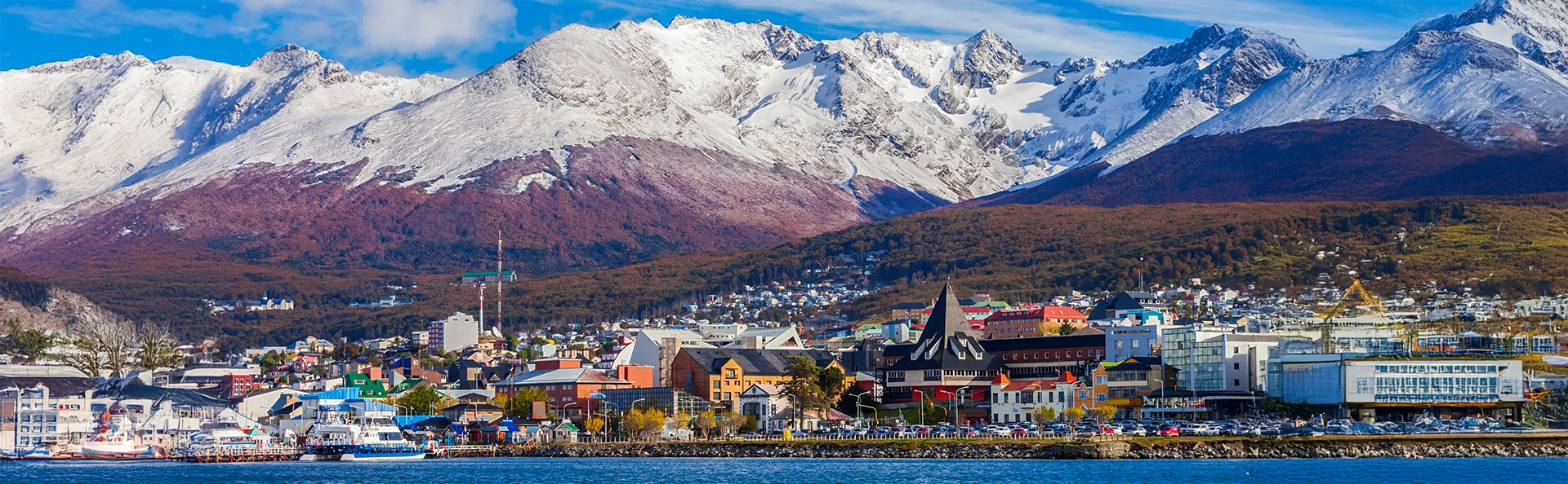 Luchtfoto van Ushuaia met de bergen op de achtergrond in het zuiden van Argentinië