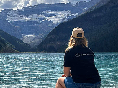 Louise van TourCompass bij Lake Louise