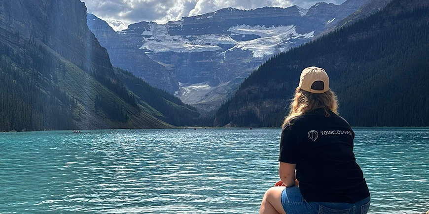 Louise van TourCompass bij Lake Louise