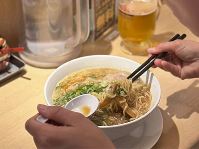 Vrouwen die ramen eten in Japan