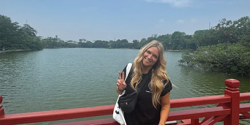 Millie bij het Hoan Kiem-meer