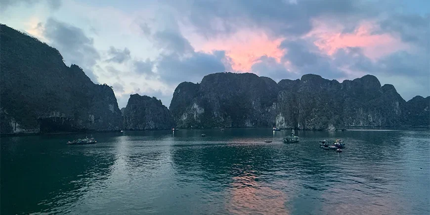 Zonsondergang boven de Ha Long-baai