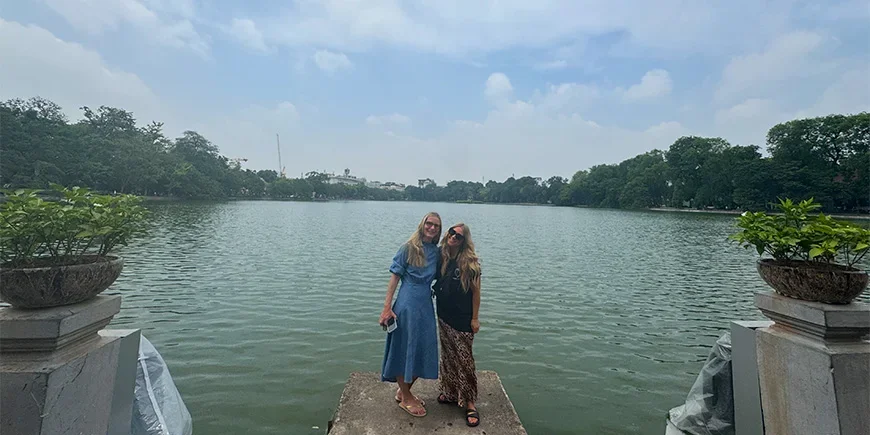 Steffie en Millie bij het Hoan Kiem-meer in Hanoi