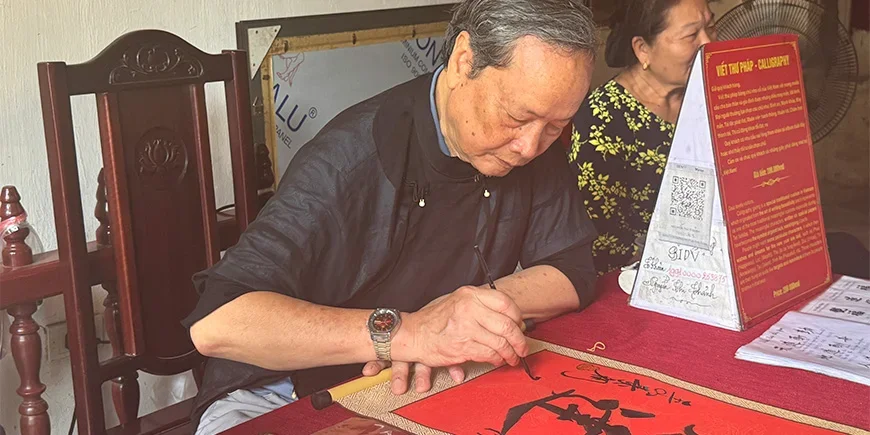 Vietnamese man die kalligrafie beoefent