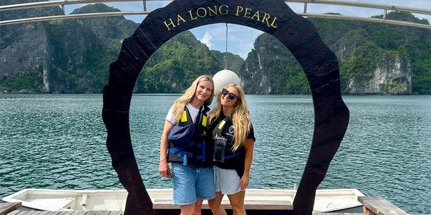 Millie en Steffie in de Ha Long-baai