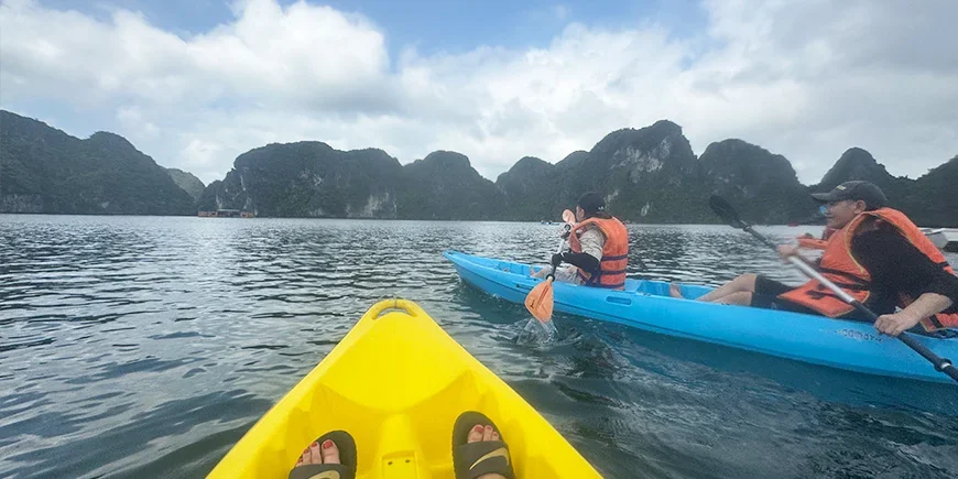 Kajakken in de Ha Long-baai