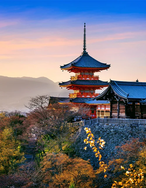 Zonsondergang boven de Kiyomizu-tempel in Kyoto, Japan