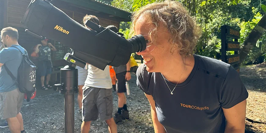 Meike speurt in Corcovado met een verrekijker naar wilde dieren