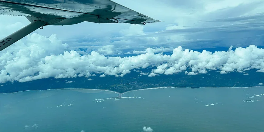 Uitzicht vanuit een lichtvliegtuig boven Costa Rica