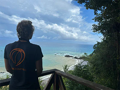Meike kijkt uit over het water in het nationaal park Corcovado