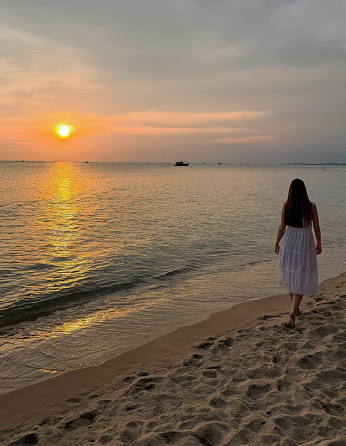 Zonsondergang vanaf het strand op Phu Quoc, Vietnam