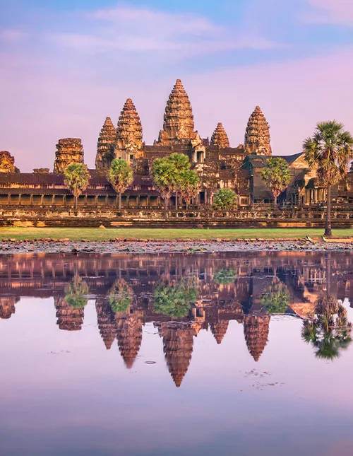 De Angkor Wat-tempel weerspiegeld in het water bij zonsopkomst