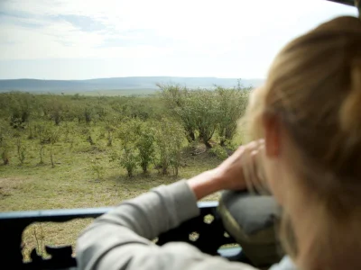 Vrouw die een foto maakt van een cheeta in de Masai Mara
