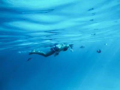 Snorkelende vrouw op Zanzibar