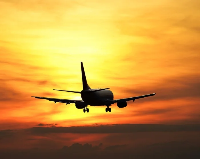 Op weg naar huis vanuit Tokio de zonsondergang tegemoet vliegen