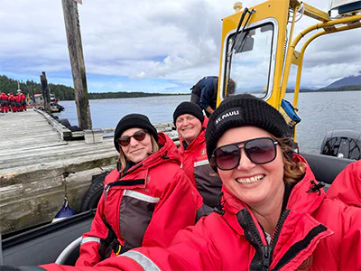 Bianca en twee collega’s van TourCompass zitten in een boot die onderweg is naar een walvissafari in Canada