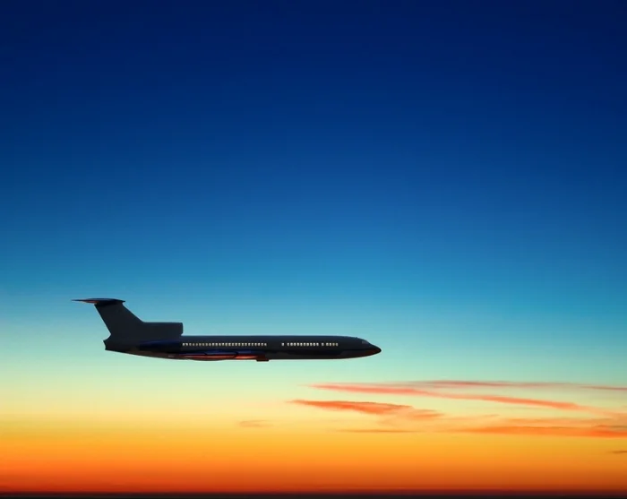 Vlieg bij zonsondergang door de lucht