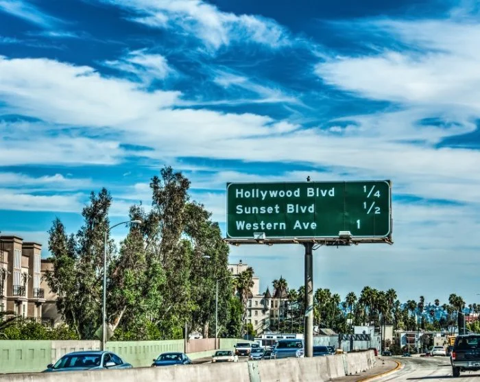 Verkeersborden voor Hollywood Boulevard en Sunset Boulevard in Los Angeles