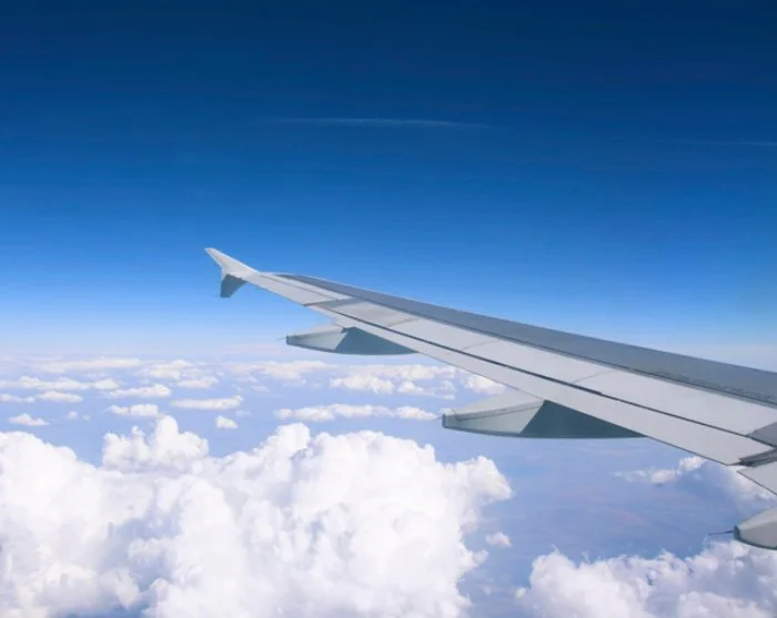 Vliegtuigvleugel boven de wolken op weg naar Lima