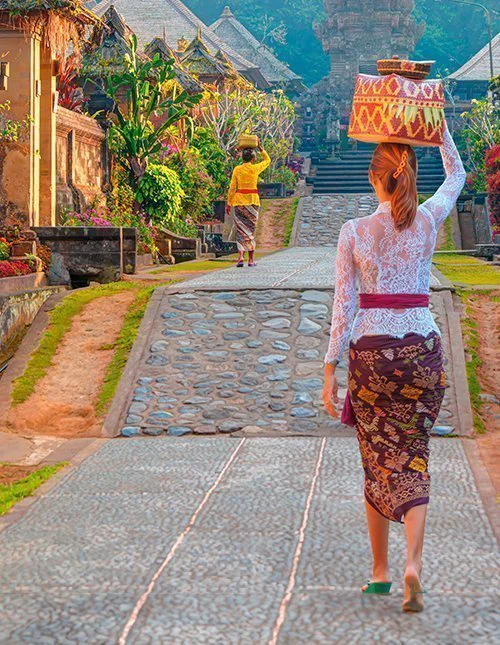 Balinese vrouwen die een religieuze offerande dragen