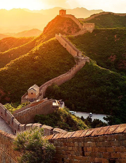 Uitzicht op de Chinese Muur bij zonsopkomst