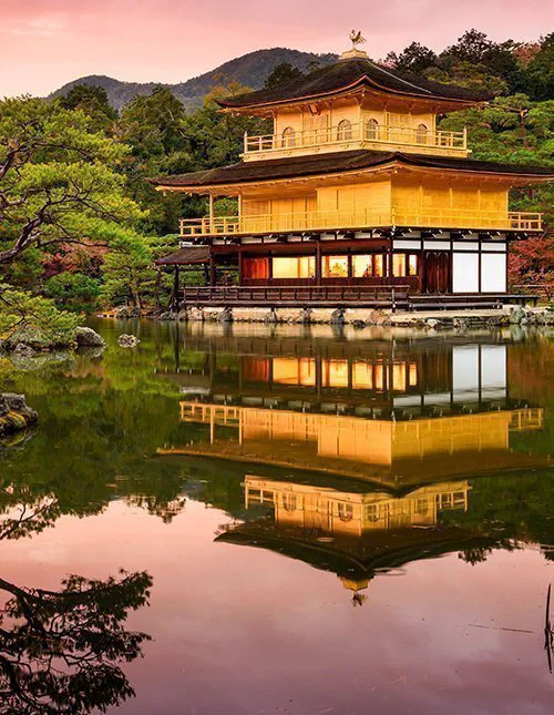 Kyoto, Japan, bij het Gouden Paviljoen in de avondschemering.